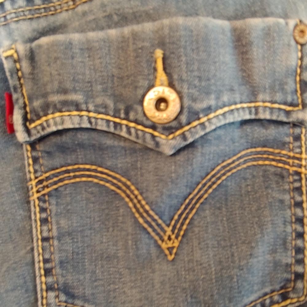 Levi's Medium Wash 2 Button Fly Denim Capris - Picture 7 of 8